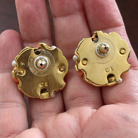 1960s Avon faux salmon coral and pearl gold tone metal stud earrings - Picture 4 of 5